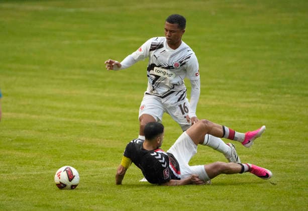 Foto : Pascal EL-NEMR ( Altona ) gegen Joel Chima FUJITA (Pauli) Fussball Regionalliga Nord , am Di. 30.06.2026 Altona 93 - FC St. Pauli *** Photo: Pascal EL NEMR, Altona vs. Joel Chima FUJITA, Pauli, Regionalliga Nord, Tue, June 30, 2026, Altona 93 vs. FC St. Pauli