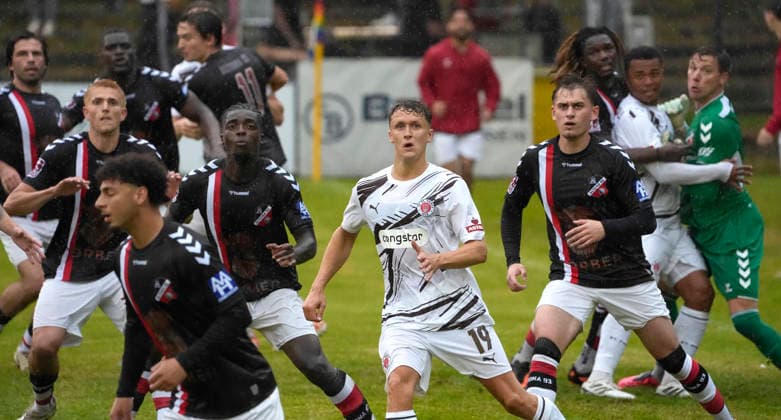 Foto : Martijn KAARS (Pauli) von Altonas Abwehr umzingelt Fussball Regionalliga Nord , am Di. 30.06.2026 Altona 93 - FC St. Pauli *** Photo by Martijn KAARS: St. Pauli surrounded by Altona s defense. Regional League North, Tue, June 30, 2026: Altona 93 vs. FC St. Pauli