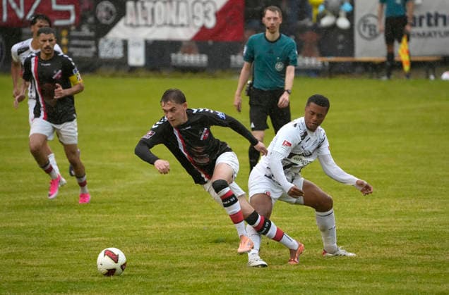 Foto : Niklas Jovanovic ( Altona , links ) gegen Joel Chima FUJITA (Pauli) Fussball Regionalliga Nord , am Di. 30.06.2026 Altona 93 - FC St. Pauli *** Photo by Niklas Jovanovic, Altona (left) vs. Joel Chima FUJITA, Pauli, Regionalliga Nord, on Tue, June 30, 2026: Altona 93 vs. FC St. Pauli