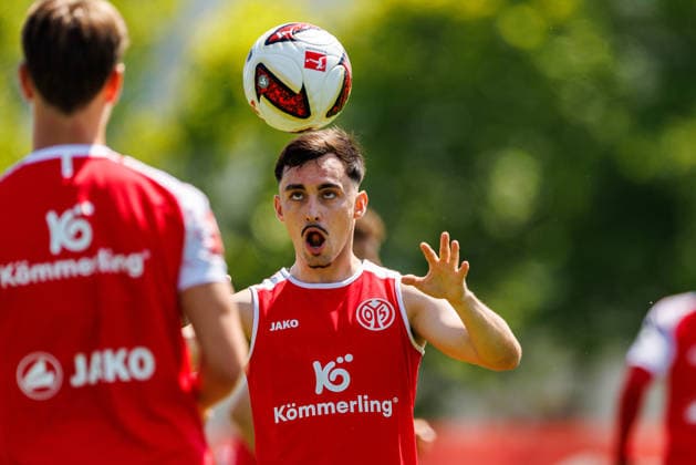 Sport Bilder des Tages 1. FSV Mainz 05, Auftakttraining, 01.07.2026 Paul Nebel (1. FSV Mainz 05, 8) Auftakttraining der Herren des 1. FSV Mainz 05 zur Saison 2026 27 der 1. Fussball Bundesliga, Trainingsgelände auf dem Wolfgang Frank Campus, Mainz, 01.07.2026 DFL DFB regulations prohibit any use of photographs as image sequences and or quasi-video. *** 1 FSV Mainz 05, Season-Opening Training Session, July 1, 2026 Paul Nebel 1 FSV Mainz 05, 8th pre-season training session for the 1 FSV Mainz 05 men’s team for the 2026–27 1. Bundesliga season, training grounds at the Wolfgang Frank Campus, Mainz, July 1, 2026 DFL DFB regulations prohibit any use of photographs as image sequences and or quasi-video Copyright: xBEAUTIFULxSPORTS Hahnex