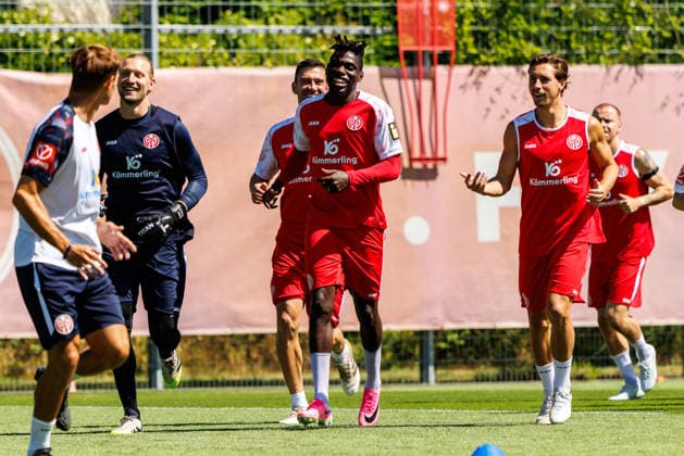 1. FSV Mainz 05, Auftakttraining, 01.07.2026 Robin Zentner (1. FSV Mainz 05, 27); Danny da Costa (1. FSV Mainz 05, 21); Dominik Kohr (1. FSV Mainz 05, 31) Auftakttraining der Herren des 1. FSV Mainz 05 zur Saison 2026 27 der 1. Fussball Bundesliga, Trainingsgelände auf dem Wolfgang Frank Campus, Mainz, 01.07.2026 DFL DFB regulations prohibit any use of photographs as image sequences and or quasi-video. *** 1 FSV Mainz 05, First Training Session, July 1, 2026 Robin Zentner 1 FSV Mainz 05, 27 Danny da Costa 1 FSV Mainz 05, 21 Dominik Kohr 1 FSV Mainz 05, 31 First training session of the 1 FSV Mainz 05 men’s team for the 2026 season 27 of the 1. Bundesliga, training grounds at the Wolfgang Frank Campus, Mainz, July 1, 2026 DFL DFB regulations prohibit any use of photographs as image sequences and or quasi-video Copyright: xBEAUTIFULxSPORTS Hahnex
