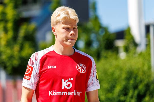1. FSV Mainz 05, Auftakttraining, 01.07.2026 Otto Ruoppi (1. FSV Mainz 05) Auftakttraining der Herren des 1. FSV Mainz 05 zur Saison 2026 27 der 1. Fussball Bundesliga, Trainingsgelände auf dem Wolfgang Frank Campus, Mainz, 01.07.2026 DFL DFB regulations prohibit any use of photographs as image sequences and or quasi-video. *** 1 FSV Mainz 05, Season-Opening Training Session, July 1, 2026 Otto Ruoppi 1 FSV Mainz 05 Men’s team’s first training session of the 2026–27 season in the 1. Bundesliga, training grounds at the Wolfgang Frank Campus, Mainz, July 1, 2026 DFL DFB regulations prohibit any use of photographs as image sequences and or quasi-video Copyright: xBEAUTIFULxSPORTS Hahnex