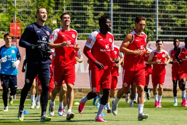 1. FSV Mainz 05, Auftakttraining, 01.07.2026 Robin Zentner (1. FSV Mainz 05, 27); Stefan Bell (1. FSV Mainz 05, 16); Danny da Costa (1. FSV Mainz 05, 21); Dominik Kohr (1. FSV Mainz 05, 31) Auftakttraining der Herren des 1. FSV Mainz 05 zur Saison 2026 27 der 1. Fussball Bundesliga, Trainingsgelände auf dem Wolfgang Frank Campus, Mainz, 01.07.2026 DFL DFB regulations prohibit any use of photographs as image sequences and or quasi-video. *** 1 FSV Mainz 05, Season-Opening Training, July 1, 2026 Robin Zentner 1 FSV Mainz 05, 27 Stefan Bell 1 FSV Mainz 05, 16 Danny da Costa 1 FSV Mainz 05, 21 Dominik Kohr 1 FSV Mainz 05, 31 First training session of the 1 FSV Mainz 05 men’s team for the 2026 season 27 of the 1. Bundesliga, training grounds at the Wolfgang Frank Campus, Mainz, July 1, 2026 DFL DFB regulations prohibit any use of photographs as image sequences and or quasi-video Copyright: xBEAUTIFULxSPORTS Hahnex