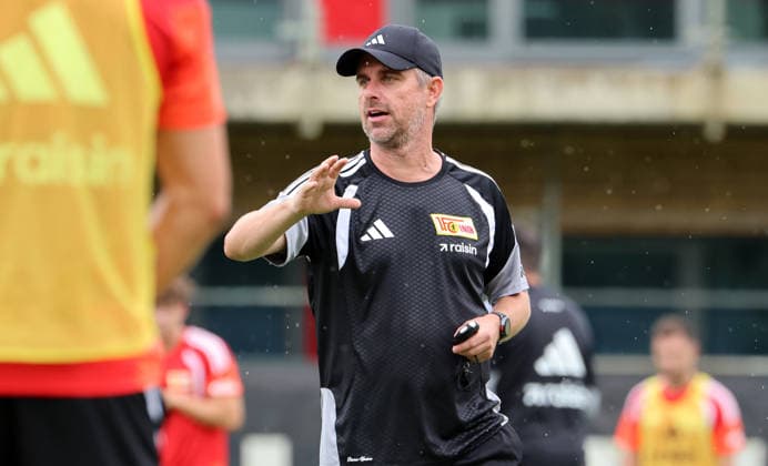 Co Trainer Sebastian Bönig gibt Anweisungen Aktion Oberkörper Auftakttraining Fußball Fussball Training Bundesliga Herren DFL Saison 2026 2027 01.07.2026 1.FC Union Berlin FCU DFL regulations prohibit any use of photographs as image sequences and or quasi-video. *** Assistant Coach Sebastian Bönig gives instructions: Upper-body exercise, warm-up, soccer training, Bundesliga men s soccer, DFL, 2026–2027 season, January 7, 2026, 1. FC Union Berlin (FCU). DFL regulations prohibit any use of photographs as image sequences and or quasi-video.