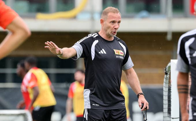 Trainer Mauro Lustrinelli gibt Anweisungen Aktion Oberkörper Auftakttraining Fußball Fussball Training Bundesliga Herren DFL Saison 2026 2027 01.07.2026 1.FC Union Berlin FCU DFL regulations prohibit any use of photographs as image sequences and or quasi-video. *** Coach Mauro Lustrinelli gives instructions; Upper-body exercises; Pre-season training; Sports; Soccer; Soccer training; Bundesliga; Men s; DFL; 2026–2027 season; January 7, 2026; 1. FC Union Berlin; FCU; DFL regulations prohibit any use of photographs as image sequences and or quasi-video