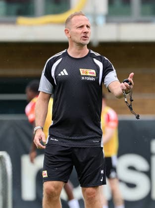 Trainer Mauro Lustrinelli gibt Anweisungen Aktion Oberkörper Auftakttraining Fußball Fussball Training Bundesliga Herren DFL Saison 2026 2027 01.07.2026 1.FC Union Berlin FCU DFL regulations prohibit any use of photographs as image sequences and or quasi-video. *** Coach Mauro Lustrinelli gives instructions; Upper-body exercises; Pre-season training; Sports; Soccer; Soccer training; Bundesliga; Men s; DFL; 2026–2027 season; January 7, 2026; 1. FC Union Berlin; FCU; DFL regulations prohibit any use of photographs as image sequences and or quasi-video