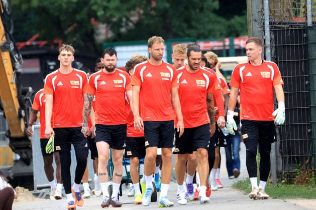 DEU, DFL, 1. FBL, 1.FC Union, Training, 01.07.2026, Stadion Alte Foersterei, Berlin, DEU, DFL, 1. FBL, 1.FC Union, Training, im Bild: Unioner-Spielerkreis DFL - regulations prohibit any use of Photographs as image sequences and or quasi-video *** DEU, DFL, 1 FBL, 1 FC Union, Training, July 1, 2026, Alte Foersterei Stadium, Berlin, DEU, DFL, 1 FBL, 1 FC Union, Training, pictured: Union players huddle. DFL regulations prohibit any use of photographs as image sequences and or quasi-video. nordphotoxGmbHx xEngler nph00076