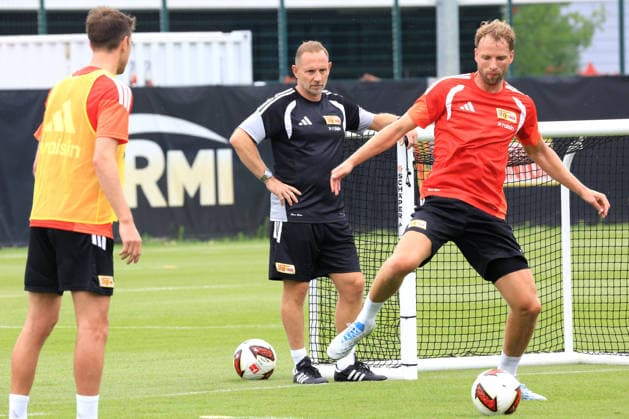 DEU, DFL, 1. FBL, 1.FC Union, Training, 01.07.2026, Stadion Alte Foersterei, Berlin, DEU, DFL, 1. FBL, 1.FC Union, Training, im Bild: Cheftrainer Mauro Lustrinelli (1.FC Union Berlin), Marvin Friedrich (1.FC Union Berlin 60) DFL - regulations prohibit any use of Photographs as image sequences and or quasi-video *** DEU, DFL, 1 FBL, 1 FC Union, Training, July 1, 2026, Alte Foersterei Stadium, Berlin, DEU, DFL, 1 FBL, 1 FC Union, Training, Pictured: Head Coach Mauro Lustrinelli of 1 FC Union Berlin, Marvin Friedrich of 1 FC Union Berlin. 60 DFL regulations prohibit any use of photographs as image sequences and or quasi-video. nordphotoxGmbHx xEngler nph00076