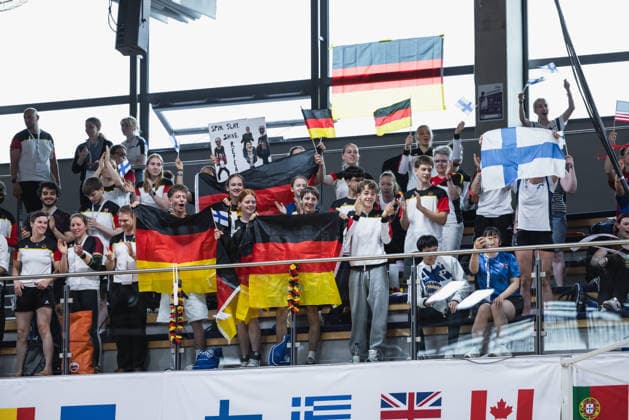 Wheel Gymnastics World Championships 2026 Rhönrad Weltmeisterschaft 2026. Deutschland, Göttingen am 01. Juli 2026: Tag eins der Weltmeisterschaft in Rhönrad mit über 250 Athletinnen und Athleten aus 17 Nationen. Fans und Teilnehmer mit Deutsche und Finnische Fahnen. *** 2026 Wheel Gymnastics World Championships 2026 Rhönrad World Championships Germany, Göttingen, July 1, 2026 Day one of the Rhönrad World Championships with over 250 athletes from 17 nations Fans and participants waving German and Finnish flags