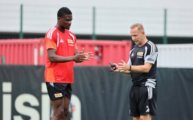 Trainer Mauro Lustrinelli redet mit Chris Bedia Aktion Oberkörper Auftakttraining Fußball Fussball Training Bundesliga Herren DFL Saison 2026 2027 01.07.2026 1.FC Union Berlin FCU DFL regulations prohibit any use of photographs as image sequences and or quasi-video. *** Coach Mauro Lustrinelli talks with Chris Bedia. Upper-body exercises. First training session. Sports. Soccer. Soccer training. Bundesliga. Men s. DFL. 2026–2027 season. January 7, 2026. 1. FC Union Berlin (FCU). DFL regulations prohibit any use of photographs as image sequences and or quasi-video.