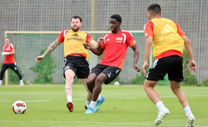 Oliver Burke, Osaro Ogbemudia Zweikampf Spielszene Aktion Auftakttraining Fußball Fussball Training Bundesliga Herren DFL Saison 2026 2027 01.07.2026 1.FC Union Berlin FCU DFL regulations prohibit any use of photographs as image sequences and or quasi-video. *** Oliver Burke, Osaro Ogbemudia, tackle, game scene, action, season opener, training, sports, soccer, soccer training, Bundesliga, men s, DFL, 2026–2027 season, January 7, 2026, 1. FC Union Berlin, FCU. DFL regulations prohibit any use of photographs as image sequences and or quasi-video.