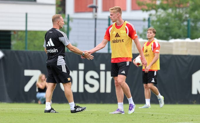 Trainer Mauro Lustrinelli klatscht ab mit Zeno van den Bosch Auftakttraining Fußball Fussball Training Bundesliga Herren DFL Saison 2026 2027 01.07.2026 1.FC Union Berlin FCU DFL regulations prohibit any use of photographs as image sequences and or quasi-video. *** Coach Mauro Lustrinelli high-fives Zeno van den Bosch at the first training session. Sports, Soccer, Soccer Training, Bundesliga, Men s, DFL, 2026–2027 Season, January 7, 2026, 1. FC Union Berlin, FCU. DFL regulations prohibit any use of photographs as image sequences and or quasi-video.