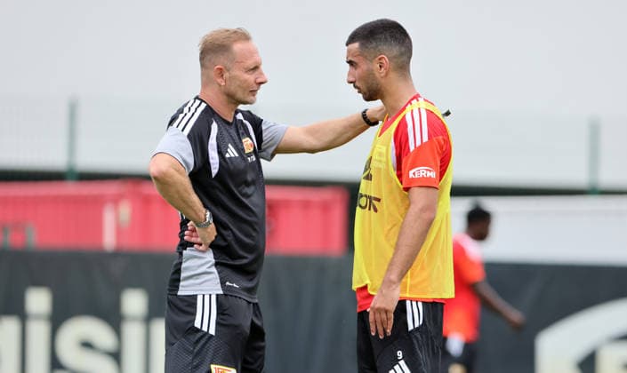 Trainer Mauro Lustrinelli redet mit Livan Burcu Aktion Oberkörper Auftakttraining Fußball Fussball Training Bundesliga Herren DFL Saison 2026 2027 01.07.2026 1.FC Union Berlin FCU DFL regulations prohibit any use of photographs as image sequences and or quasi-video. *** Coach Mauro Lustrinelli talks with Livan Burcu; Upper-body exercise; Season-opening training; Sports; Soccer; Soccer training; Bundesliga; Men s; DFL; 2026–2027 season; January 7, 2026; 1. FC Union Berlin; FCU; DFL regulations prohibit any use of photographs as image sequences and or quasi-video
