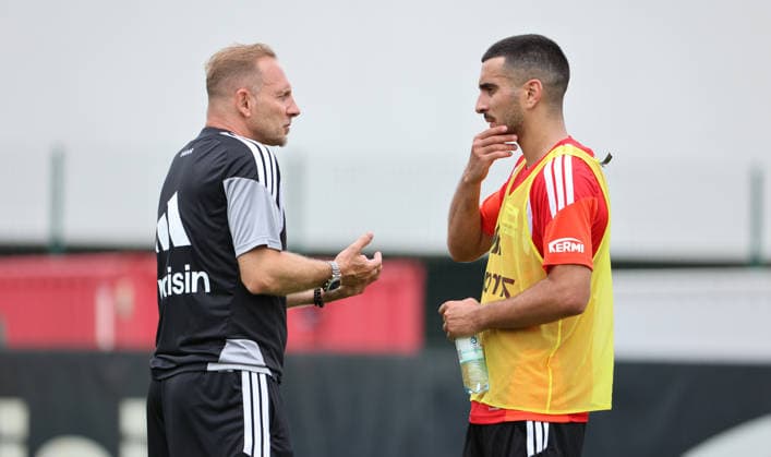 Trainer Mauro Lustrinelli redet mit Livan Burcu Aktion Oberkörper Auftakttraining Fußball Fussball Training Bundesliga Herren DFL Saison 2026 2027 01.07.2026 1.FC Union Berlin FCU DFL regulations prohibit any use of photographs as image sequences and or quasi-video. *** Coach Mauro Lustrinelli talks with Livan Burcu; Upper-body exercise; Season opener; Training; Sports; Soccer; Soccer training; Bundesliga; Men s; DFL; 2026–2027 season; January 7, 2026; 1. FC Union Berlin; FCU; DFL regulations prohibit any use of photographs as image sequences and or quasi-video
