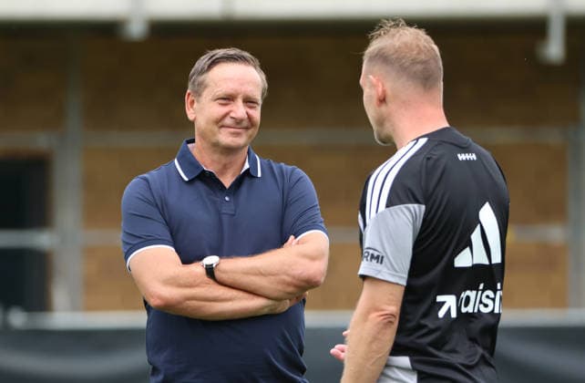 Sportdirektor Horst Heldt redet mit Trainer Mauro Lustrinelli Aktion Oberkörper Auftakttraining Fußball Fussball Training Bundesliga Herren DFL Saison 2026 2027 01.07.2026 1.FC Union Berlin FCU DFL regulations prohibit any use of photographs as image sequences and or quasi-video. *** Sports Director Horst Heldt talks with Coach Mauro Lustrinelli: Upper-body exercises, first training session, soccer, soccer training, Bundesliga, men s, DFL, 2026–2027 season, January 7, 2026, 1. FC Union Berlin (FCU). DFL regulations prohibit any use of photographs as image sequences and or quasi video