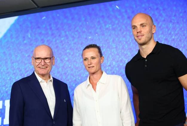 01.07.2026, xcex, GER, Hamburg, Volksparkstadion, Fussball, 1. Bundesliga, Saison 2026 2027, HSV, Hamburger Sportverein, Pressekonferenz anlaesslich der Vorstellung der neuen HSV-Sportvorstaendin Kathleen Krueger beim HSV, mit Michael Papenfuss (Aufsichtsratvorsitzender (HSV Fussball AG) und Henrik Koencke (Praesident HSV e.V.) DFL regulations prohibit any use of photographs as image sequences and or quasi-video *** July 1, 2026, xcex, GER, Hamburg, Volksparkstadion, Soccer, Bundesliga 1, 2026–2027 Season, HSV, Hamburger Sportverein, press conference marking the introduction of HSV’s new Chief Sports Officer Kathleen Krueger, featuring Michael Papenfuss, Chairman of the Supervisory Board of HSV Fussball AG, and Henrik Koencke, President of HSV e.V. DFL regulations prohibit any use of photographs as image sequences and or quasi-video
