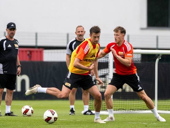 Fußball, Herren, Saison 2026 2027, 1. Bundesliga, 1. FC Union Berlin, Training auf Trainingsplatz II, v. l. Co-Trainer Sebastian Bönig (1. FC Union) , Trainer Mauro Lustrinelli (1. FC Union Berlin), Janik Haberer (1. FC Union Berlin), Tim Skarke (1. FC Union Berlin), 01.07. 2026, *** Soccer, Men s, 2026–2027 Season, Bundesliga 1, 1. FC Union Berlin, Training on Training Field II, from left: Assistant Coach Sebastian Bönig (1. FC Union), Head Coach Mauro Lustrinelli (1. FC Union Berlin), Janik Haberer (1. FC Union Berlin), Tim Skarke (1. FC Union Berlin), July 1, 2026, Copyright: xMatthiasxKochx
