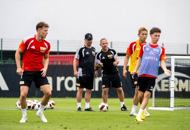Fußball, Herren, Saison 2026 2027, 1. Bundesliga, 1. FC Union Berlin, Training auf Trainingsplatz II, v. l. Tim Skarke (1. FC Union Berlin), Co-Trainer Sebastian Bönig (1. FC Union), Trainer Mauro Lustrinelli (1. FC Union Berlin), Woo-Yeong Jeong (Wooyeong, 1. FC Union Berlin), Linus Güther (1. FC Union), 01.07. 2026, *** Soccer, Men s, 2026–2027 Season, 1. Bundesliga, 1. FC Union Berlin, Training on Training Field II, from left: Tim Skarke (1. FC Union Berlin), Assistant Coach Sebastian Bönig (1. FC Union), Head Coach Mauro Lustrinelli (1. FC Union Berlin), Woo Yeong Jeong (Wooyeong), 1 FC Union Berlin, Linus Güther (1 FC Union), July 1, 2026, Copyright: xMatthiasxKochx