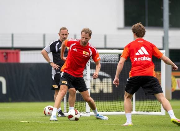 Fußball, Herren, Saison 2026 2027, 1. Bundesliga, 1. FC Union Berlin, Training auf Trainingsplatz II, v. l. Trainer Mauro Lustrinelli (1. FC Union Berlin), Marvin Friedrich (1. FC Union), 01.07. 2026, *** Soccer, Men s, 2026–2027 Season, Bundesliga 1, 1. FC Union Berlin, Training on Training Field II, from left: Coach Mauro Lustrinelli of 1. FC Union Berlin, Marvin Friedrich of 1. FC Union, July 1, 2026, Copyright: xMatthiasxKochx