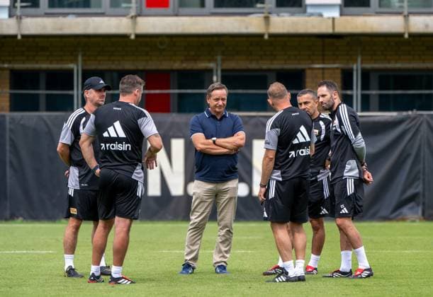 Fußball, Herren, Saison 2026 2027, 1. Bundesliga, 1. FC Union Berlin, Training auf Trainingsplatz II, v. l. Co-Trainer Sebastian Bönig (1. FC Union), Co-Trainer Michel Renggli (1. FC Union), Profifußball-Geschäftsführer Horst Heldt (1. FC Union Berlin), Trainer Mauro Lustrinelli (1. FC Union Berlin), Co-Trainer Sascha Stauch (1. FC Union), Co-Trainer Enrico Schirinzi (1. FC Union), 01.07. 2026, *** Soccer, Men s, 2026–2027 Season, Bundesliga 1, 1. FC Union Berlin, Training on Training Field II, from left: Assistant Coach Sebastian Bönig (1. FC Union), Assistant Coach Michel Renggli (1. FC Union), Professional Soccer Managing Director Horst Heldt (1. FC Union Berlin), Head Coach Mauro Lustrinelli (1. FC Union Berlin), Assistant Coach Sascha Stauch (1. FC Union), Assistant Coach Enrico Schirinzi (1. FC Union), July 1, 2026, Copyright: xMatthiasxKochx