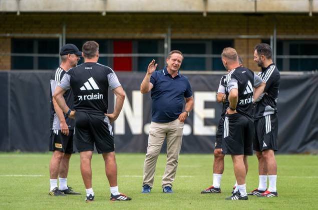 Fußball, Herren, Saison 2026 2027, 1. Bundesliga, 1. FC Union Berlin, Training auf Trainingsplatz II, v. l. Co-Trainer Sebastian Bönig (1. FC Union), Co-Trainer Michel Renggli (1. FC Union), Profifußball-Geschäftsführer Horst Heldt (1. FC Union Berlin), Trainer Mauro Lustrinelli (1. FC Union Berlin), Co-Trainer Enrico Schirinzi (1. FC Union), 01.07. 2026, *** Soccer, Men s, 2026–2027 Season, Bundesliga 1, 1. FC Union Berlin, Training on Training Field II, from left: Assistant Coach Sebastian Bönig (1. FC Union), Assistant Coach Michel Renggli (1. FC Union), Professional Soccer Managing Director Horst Heldt (1. FC Union Berlin), Head Coach Mauro Lustrinelli (1. FC Union Berlin), Assistant Coach Enrico Schirinzi (1. FC Union), July 1, 2026, Copyright: xMatthiasxKochx
