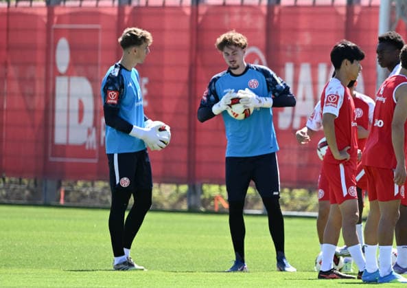 01.07.2026, xsltx, Fussball 1.Bundesliga, FSV Mainz 05 - Trainingsauftakt Saison 2026 27 v.l. Lasse Rieß (1. FSV Mainz 05), Maximilian Kinzig (1. FSV Mainz 05) (DFL DFB REGULATIONS PROHIBIT ANY USE OF PHOTOGRAPHS as IMAGE SEQUENCES and or QUASI-VIDEO) *** July 1, 2026, xsltx, Soccer 1 Bundesliga, FSV Mainz 05 Start of Training for the 2026–27 Season, by Lasse Rieß 1 FSV Mainz 05, Maximilian Kinzig 1 FSV Mainz 05 DFL DFB REGULATIONS PROHIBIT ANY USE OF PHOTOGRAPHS AS IMAGE SEQUENCES AND OR QUASI-VIDEO