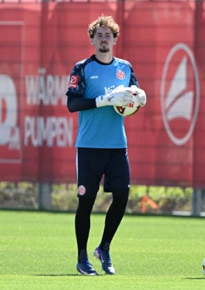 01.07.2026, xsltx, Fussball 1.Bundesliga, FSV Mainz 05 - Trainingsauftakt Saison 2026 27 v.l. Maximilian Kinzig (1. FSV Mainz 05) (DFL DFB REGULATIONS PROHIBIT ANY USE OF PHOTOGRAPHS as IMAGE SEQUENCES and or QUASI-VIDEO) *** July 1, 2026, xsltx, Soccer 1 Bundesliga, FSV Mainz 05 Start of Training for the 2026–27 Season, photo by Maximilian Kinzig. 1 FSV Mainz 05. DFL and DFB regulations prohibit any use of photographs as image sequences and or quasi-video.