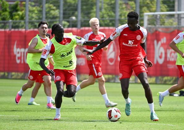 01.07.2026, xsltx, Fussball 1.Bundesliga, FSV Mainz 05 - Trainingsauftakt Saison 2026 27 v.l. Trainingsszene mit Neuzugang Alynho Haidara (1. FSV Mainz 05 re.) (DFL DFB REGULATIONS PROHIBIT ANY USE OF PHOTOGRAPHS as IMAGE SEQUENCES and or QUASI-VIDEO) *** July 1, 2026, xsltx, Soccer 1 Bundesliga, FSV Mainz 05 Start of Training for the 2026–27 Season: Training scene featuring new signing Alynho Haidara. 1 FSV Mainz 05. Note: DFL and DFB regulations prohibit any use of photographs as image sequences and or QUASI VIDEO