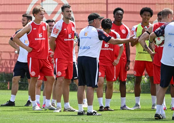 01.07.2026, xsltx, Fussball 1.Bundesliga, FSV Mainz 05 - Trainingsauftakt Saison 2026 27 3. v.l. Urs Fischer (Cheftrainer 1. FSV Mainz 05) gibt klare Anweisungen (DFL DFB REGULATIONS PROHIBIT ANY USE OF PHOTOGRAPHS as IMAGE SEQUENCES and or QUASI-VIDEO) *** July 1, 2026, xsltx, Soccer 1 Bundesliga, FSV Mainz 05 Starts Training for the 2026–27 Season; 3rd from left: Urs Fischer, Head Coach of FSV Mainz 05, gives clear instructions. DFL and DFB regulations prohibit any use of photographs as image sequences and or quasi-VVIDEO