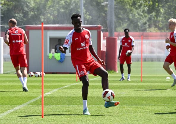 01.07.2026, xsltx, Fussball 1.Bundesliga, FSV Mainz 05 - Trainingsauftakt Saison 2026 27 v.l. Alynho Haidara (1. FSV Mainz 05) (DFL DFB REGULATIONS PROHIBIT ANY USE OF PHOTOGRAPHS as IMAGE SEQUENCES and or QUASI-VIDEO) *** July 1, 2026, xsltx, Soccer 1 Bundesliga, FSV Mainz 05 Start of Training for the 2026–27 Season, from left: Alynho, Haidara, 1 FSV Mainz 05. DFL and DFB regulations prohibit any use of photographs as image sequences and or quasi-video.