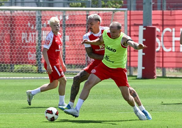 01.07.2026, xsltx, Fussball 1.Bundesliga, FSV Mainz 05 - Trainingsauftakt Saison 2026 27 v.l. Otto Ruoppi (1. FSV Mainz 05), Phillip Tietz (1. FSV Mainz 05), Lennard Maloney (1. FSV Mainz 05) (DFL DFB REGULATIONS PROHIBIT ANY USE OF PHOTOGRAPHS as IMAGE SEQUENCES and or QUASI-VIDEO) *** July 1, 2026, xsltx, Soccer 1 Bundesliga, FSV Mainz 05 Start of Training for the 2026–27 Season, from left: Otto Ruoppi 1 FSV Mainz 05, Phillip Tietz 1 FSV Mainz 05, Lennard Maloney 1 FSV Mainz 05. DFL and DFB regulations prohibit any use of photographs as image sequences and or quasi-video.