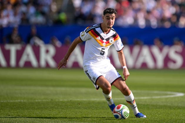 Fußball, WM 2026, 20260629, Deutschland - Paraguay. Im Bild Aleksandar PAVLOVIC (Deutschland, 5) Dribbling Ball Portrait Ganzkörper ganze volle Figur. Foxborough Boston-Stadion Massachusetts Vereinigte Staaten von Amerika Copyright: Passion2Press MarkusxFischerx