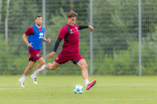 Ingolstadt, Deutschland 01. Juli 2026: 3. Liga - 2026 2027 - FC Ingolstadt 04 - Training Im Bild: Elias Decker (FCI) Trainingsgelände Audi Sportpark Bayern *** Ingolstadt, Germany, July 1, 2026; 3. Liga 2026–2027; FC Ingolstadt 04; Training; Pictured: Elias Decker; FCI Training Facility; Audi Sportpark Bayern Copyright: xFotostandx xSchäferx