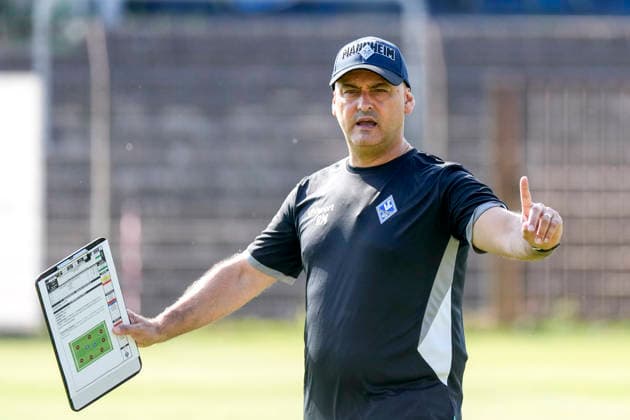 Rui Mota (Trainer, Cheftrainer, SV Waldhof), gibt Anweisungen, gestikuliert, mit den Armen gestikulieren, Einzelbild, Einzelfoto, Aktion, Action, 01.07.2026, Mannheim (Deutschland), Fussball, 3. Liga, Trainingsstart SV Waldhof Mannheim, DFB DFL REGULATIONS PROHIBIT ANY USE OF PHOTOGRAPHS AS IMAGE SEQUENCES AND OR QUASI-VIDEO. *** Rui Mota, coach and head coach of SV Waldhof, gives instructions, gesturing with his arms; single frame, single photo, action, July 1, 2026, Mannheim, Germany, soccer, 3rd Division, start of training for SV Waldhof Mannheim, DFB and DFL regulations prohibit any use of photographs as image sequences and or quasi-video xozx