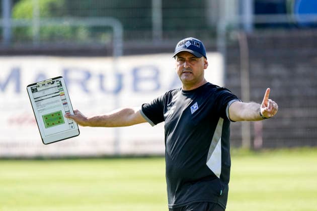 Rui Mota (Trainer, Cheftrainer, SV Waldhof), gibt Anweisungen, gestikuliert, mit den Armen gestikulieren, Einzelbild, Einzelfoto, Aktion, Action, 01.07.2026, Mannheim (Deutschland), Fussball, 3. Liga, Trainingsstart SV Waldhof Mannheim, DFB DFL REGULATIONS PROHIBIT ANY USE OF PHOTOGRAPHS AS IMAGE SEQUENCES AND OR QUASI-VIDEO. *** Rui Mota, coach and head coach of SV Waldhof, gives instructions, gesturing with his arms; single frame, single photo, action, July 1, 2026, Mannheim, Germany, soccer, 3rd Division, start of training for SV Waldhof Mannheim, DFB and DFL regulations prohibit any use of photographs as image sequences and or quasi-video xozx