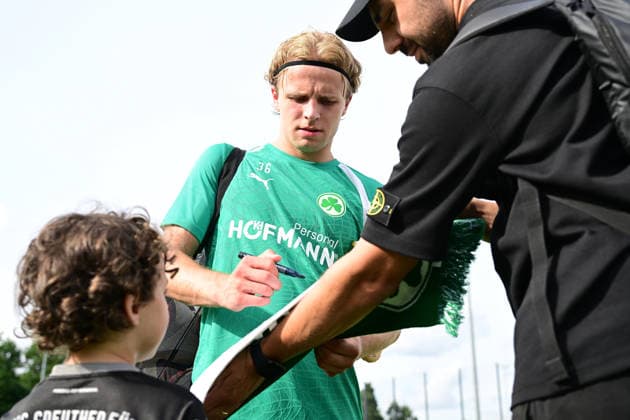01.07.2026 - Fussball - 2. Bundesliga - Saison 2026 2027 - SpVgg Greuther Fürth Fuerth ( Kleeblatt ) - Training Trainingsauftakt - - xwoxzix - Philipp Müller (36, SpVgg Greuther Fürth ) gibt Autogramm Autogramme *** July 1, 2026 Soccer 2. Bundesliga 2026–2027 Season SpVgg Greuther Fürth (Füroth Kleeblatt) Training First Day of Training xwoxzix Philipp Müller 36, SpVgg Greuther Fürth signs autographs