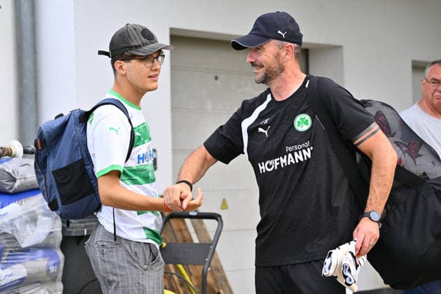 01.07.2026 - Fussball - 2. Bundesliga - Saison 2026 2027 - SpVgg Greuther Fürth Fuerth ( Kleeblatt ) - Training Trainingsauftakt - - xwoxzix - Frank Kackert (Torwarttrainer SpVgg Greuther Fürth ) begrüsst Kleeblattfan *** July 1, 2026 Soccer 2. Bundesliga 2026–2027 Season SpVgg Greuther Fürth (Füroth) Kleeblatt Training First Day of Training xwoxzix Frank Kackert, goalkeeper coach for SpVgg Greuther Fürth, greets a Kleeblatt fan