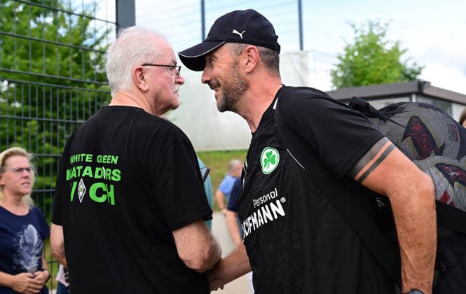 01.07.2026 - Fussball - 2. Bundesliga - Saison 2026 2027 - SpVgg Greuther Fürth Fuerth ( Kleeblatt ) - Training Trainingsauftakt - - xwoxzix - Frank Kackert (Torwarttrainer SpVgg Greuther Fürth ) begrüsst Kleeblattfan *** July 1, 2026 Soccer 2. Bundesliga 2026–2027 Season SpVgg Greuther Fürth (Füroth) Kleeblatt Training First Day of Training xwoxzix Frank Kackert, goalkeeper coach for SpVgg Greuther Fürth, greets a Kleeblatt fan