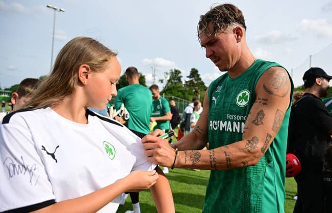 01.07.2026 - Fussball - 2. Bundesliga - Saison 2026 2027 - SpVgg Greuther Fürth Fuerth ( Kleeblatt ) - Training Trainingsauftakt - - xwoxzix - Felix Klaus (30, SpVgg Greuther Fürth ) gibt Autogramm Autogramme *** July 1, 2026 Soccer 2. Bundesliga 2026–2027 Season SpVgg Greuther Fürth Fürth Kleeblatt Training First Day of Training xwoxzix Felix Klaus 30, SpVgg Greuther Fürth signs autographs