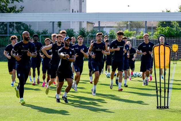 Spieler vom SV Waldhof Mannheim, beim Aufwärmen, Aufwärmprogramm, Warmlaufen, Aktion, Action, 01.07.2026, Mannheim (Deutschland), Fussball, 3. Liga, Trainingsstart SV Waldhof Mannheim, DFB DFL REGULATIONS PROHIBIT ANY USE OF PHOTOGRAPHS AS IMAGE SEQUENCES AND OR QUASI-VIDEO. *** SV Waldhof Mannheim players warming up, warm-up routine, warming up, action, July 1, 2026, Mannheim, Germany, soccer, 3rd Division, start of training for SV Waldhof Mannheim, DFB and DFL regulations prohibit any use of photographs as image sequences and or quasi-video xozx