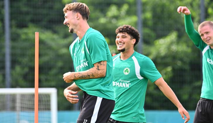 01.07.2026 - Fussball - 2. Bundesliga - Saison 2026 2027 - SpVgg Greuther Fürth Fuerth ( Kleeblatt ) - Training Trainingsauftakt - - xwoxzix - Noah König (17, SpVgg Greuther Fürth ) Mehmet Avlayici (44, SpVgg Greuther Fürth ) happy *** July 1, 2026 Soccer 2. Bundesliga 2026–2027 Season SpVgg Greuther Fürth Fürth Kleeblatt Training First Day of Training xwoxzix Noah König 17, SpVgg Greuther Fürth Mehmet Avlayici 44, SpVgg Greuther Fürth happy