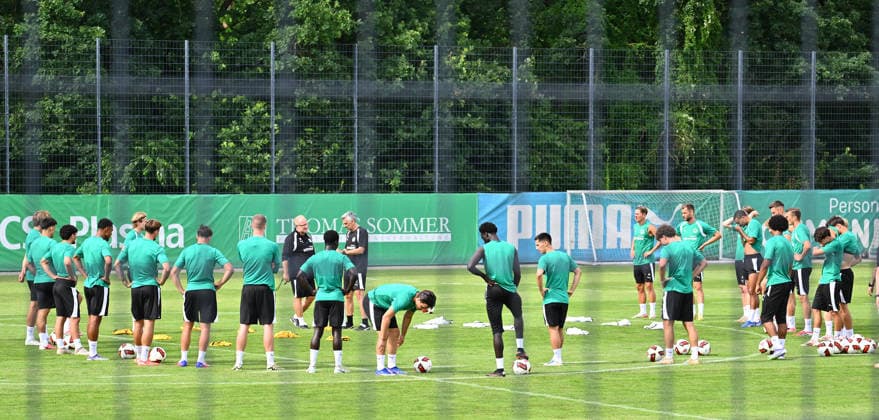 01.07.2026 - Fussball - 2. Bundesliga - Saison 2026 2027 - SpVgg Greuther Fürth Fuerth ( Kleeblatt ) - Training Trainingsauftakt - - xwoxzix - Heiko Vogel ( Trainer SpVgg Greuther Fürth ) spricht zu Mannschaft Team *** July 1, 2026 Soccer 2. Bundesliga 2026–2027 Season SpVgg Greuther Fürth (Füroth Kleeblatt) Training First Day of Training xwoxzix Heiko Vogel, coach of SpVgg Greuther Fürth, addresses the team