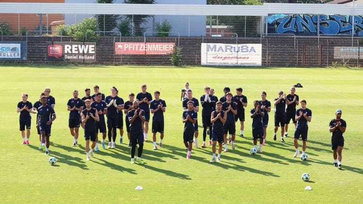 01.07.2026, xrekx, Fussball 3.Liga, SV Waldhof Mannheim - Trainingsauftakt Saison 2026 27 v.l. Die Mannschaft bedankt bedanken sich bei den Fans, the player thanks the fans for their support (DFL DFB REGULATIONS PROHIBIT ANY USE OF PHOTOGRAPHS as IMAGE SEQUENCES and or QUASI-VIDEO) Mannheim *** July 1, 2026, xrekx, Soccer 3rd Division, SV Waldhof Mannheim Starts Training for the 2026–27 Season (from left): The team thanks the fans; the players thank the fans for their support. DFL and DFB regulations prohibit any use of photographs as image sequences and or quasi-video. Mannheim