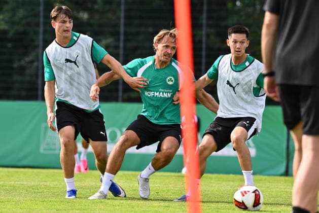 01.07.2026 - Fussball - 2. Bundesliga - Saison 2026 2027 - SpVgg Greuther Fürth Fuerth ( Kleeblatt ) - Training Trainingsauftakt - - xwoxzix - Mathias Flaga Olesen (8, SpVgg Greuther Fürth , mitte ) Shinta Appelkamp (8, SpVgg Greuther Fürth , rechts ) *** July 1, 2026 Soccer 2. Bundesliga 2026–2027 Season SpVgg Greuther Fürth (Füroth Kleeblatt) Training First Day of Training xwoxzix Mathias Flaga Olesen 8, SpVgg Greuther Fürth, center Shinta Appelkamp 8, SpVgg Greuther Fürth, right