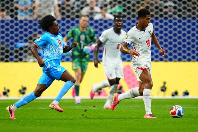 Jude Bellingham of England is chased by Samuel Moutoussamy of Congo DR England v DR Congo, 2026 FIFA World Cup, WM, Weltmeisterschaft, Fussball Group of 32, Football, Atlanta Stadium, Atlanta, Georgia, USA - 01 Jul 2026Atlanta Mercedes-Benz Stadium Georgia (GA) United States of America  Copyright: xJavierxGarcia Shutterstockx 16970375ba