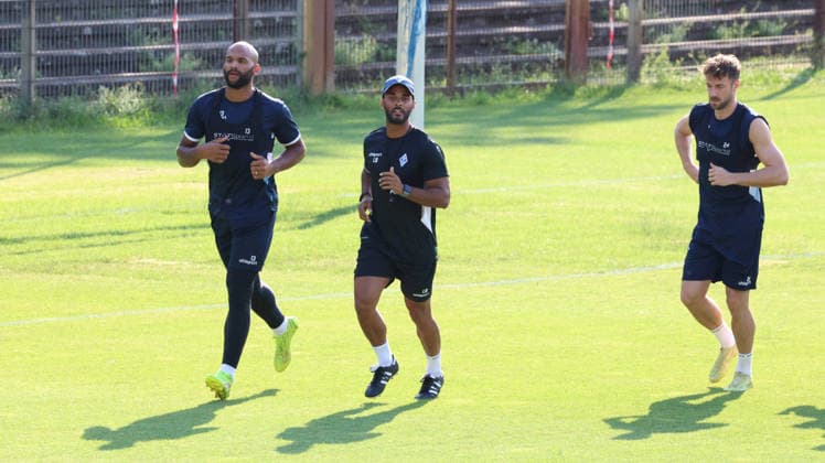 01.07.2026, xrekx, Fussball 3.Liga, SV Waldhof Mannheim - Trainingsauftakt Saison 2026 27 v.l. Terrence Boyd (SV Waldhof Mannheim) Luis Barbosa Athletiktrainer (SV Waldhof Mannheim) (DFL DFB REGULATIONS PROHIBIT ANY USE OF PHOTOGRAPHS as IMAGE SEQUENCES and or QUASI-VIDEO) Mannheim *** July 1, 2026, xrekx, Soccer 3rd Division, SV Waldhof Mannheim Starts Training for the 2026–27 Season; from left: Terrence Boyd, SV Waldhof Mannheim; Luis Barbosa, athletic trainer, SV Waldhof Mannheim; DFL; DFB REGULATIONS PROHIBIT ANY USE OF PHOTOGRAPHS AS IMAGE SEQUENCES AND OR QUASI-VIDEO; Mannheim