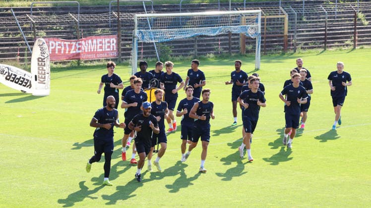 01.07.2026, xrekx, Fussball 3.Liga, SV Waldhof Mannheim - Trainingsauftakt Saison 2026 27 v.l. Terrence Boyd (SV Waldhof Mannheim) Luis Barbosa Athletiktrainer (SV Waldhof Mannheim) (DFL DFB REGULATIONS PROHIBIT ANY USE OF PHOTOGRAPHS as IMAGE SEQUENCES and or QUASI-VIDEO) Mannheim *** July 1, 2026, xrekx, Soccer 3rd Division, SV Waldhof Mannheim Starts Training for the 2026–27 Season; from left: Terrence Boyd, SV Waldhof Mannheim; Luis Barbosa, athletic trainer, SV Waldhof Mannheim; DFL; DFB REGULATIONS PROHIBIT ANY USE OF PHOTOGRAPHS AS IMAGE SEQUENCES AND OR QUASI-VIDEO; Mannheim
