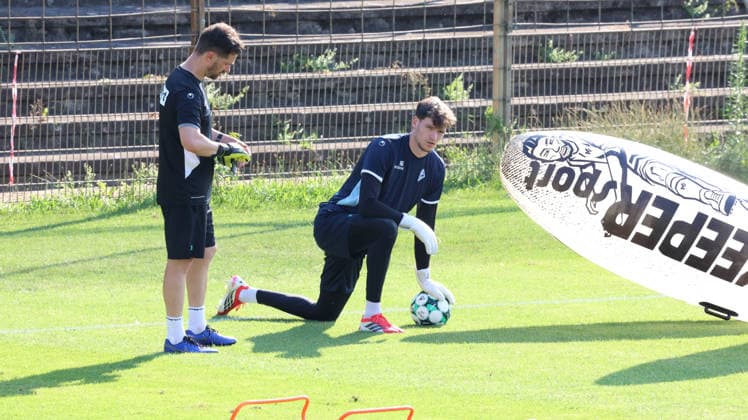 01.07.2026, xrekx, Fussball 3.Liga, SV Waldhof Mannheim - Trainingsauftakt Saison 2026 27 v.l. Bruno Freitas Torwarttrainer (SV Waldhof Mannheim) Jan Niemann (SV Waldhof Mannheim) (DFL DFB REGULATIONS PROHIBIT ANY USE OF PHOTOGRAPHS as IMAGE SEQUENCES and or QUASI-VIDEO) Mannheim *** July 1, 2026, xrekx, Soccer 3rd Division, SV Waldhof Mannheim Starts Training for the 2026–27 Season; from left: Bruno Freitas, goalkeeper coach for SV Waldhof Mannheim; Jan Niemann, SV Waldhof Mannheim; DFL and DFB regulations prohibit any use of photographs as image sequences and or quasi-video; Mannheim