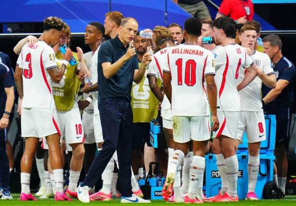 Thomas Tuchel, coach of England talks to Jude Bellingham during the hydration break England v DR Congo, 2026 FIFA World Cup, WM, Weltmeisterschaft, Fussball Group of 32, Football, Atlanta Stadium, Atlanta, Georgia, USA - 01 Jul 2026Atlanta Mercedes-Benz Stadium Georgia (GA) United States of America  Copyright: xJavierxGarcia Shutterstockx 16970375bh