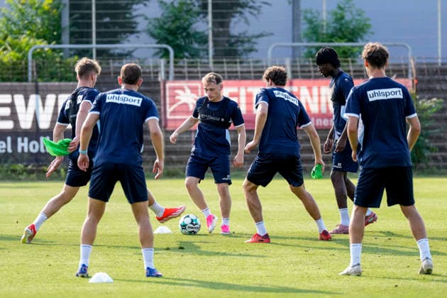 Spieler vom SV Waldhof Mannheim mit Arlind Rexhepi (SV Waldhof, 33) am Ball, Aktion, Action, Spielszene, 01.07.2026, Mannheim (Deutschland), Fussball, 3. Liga, Trainingsstart SV Waldhof Mannheim, DFB DFL REGULATIONS PROHIBIT ANY USE OF PHOTOGRAPHS AS IMAGE SEQUENCES AND OR QUASI-VIDEO. *** SV Waldhof Mannheim player Arlind Rexhepi (SV Waldhof, No. 33) with the ball; action, game scene, July 1, 2026, Mannheim, Germany, soccer, 3rd League, start of training for SV Waldhof Mannheim, DFB and DFL regulations prohibit any use of photographs as image sequences and or quasi-video xozx